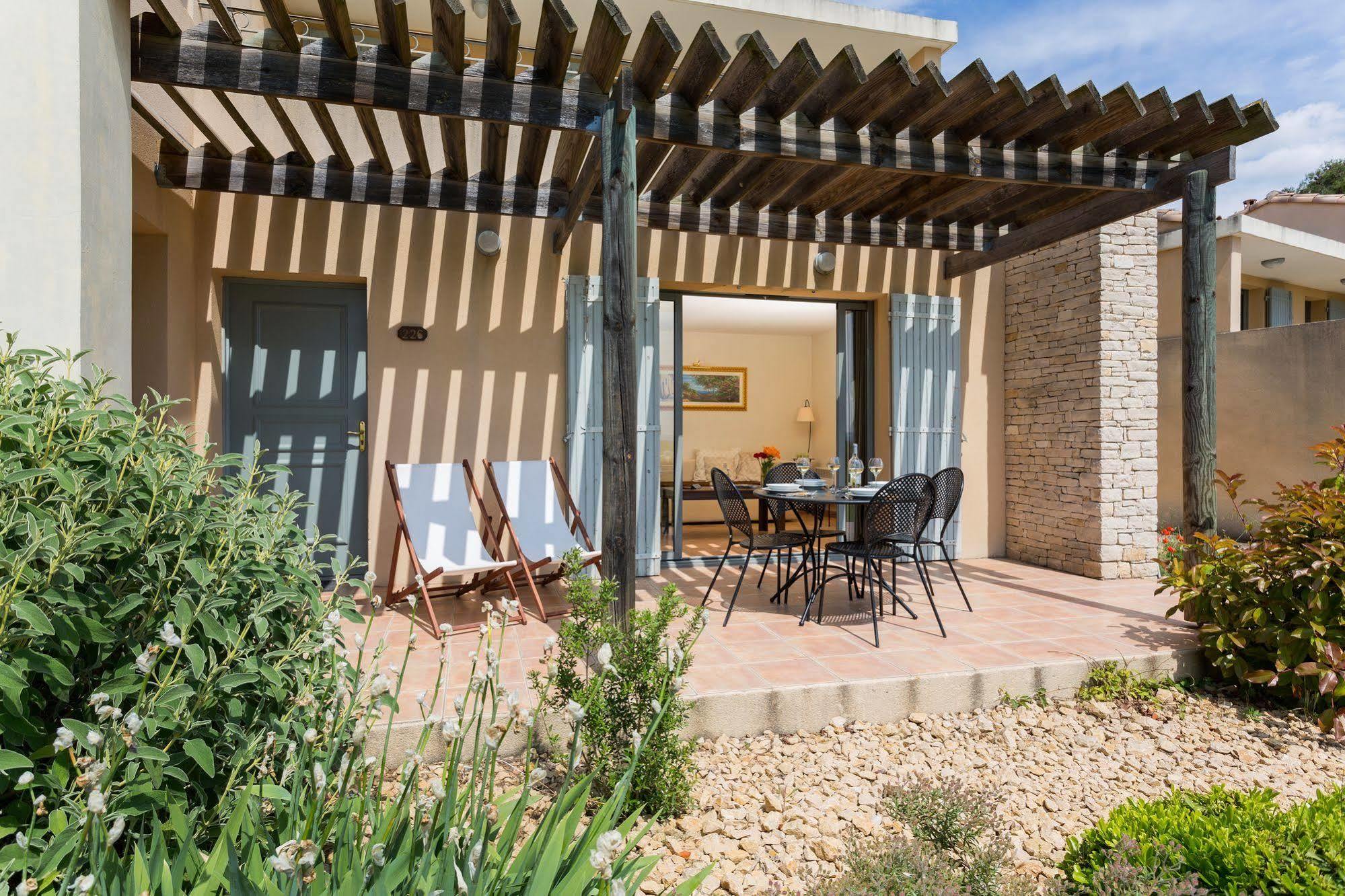 Madame Vacances Residence Provence Country Club Saumane-de-Vaucluse Exterior photo